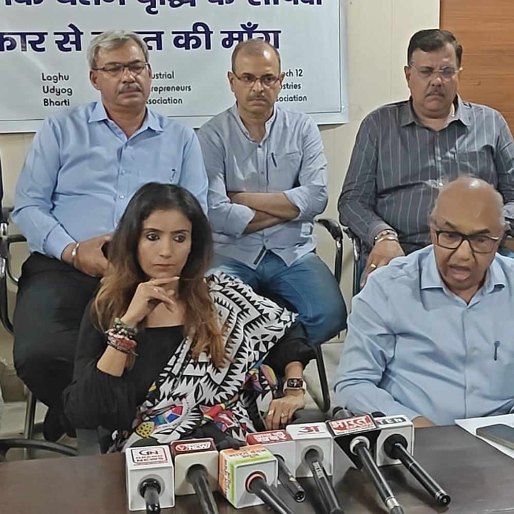 ग्रेटर नोएडा के उद्यमियों ने सरकार से राहत पैकेज मांगा:बिना सहमति वेतन वृद्धि से औद्योगिक माहौल बिगड़ने का आरोप