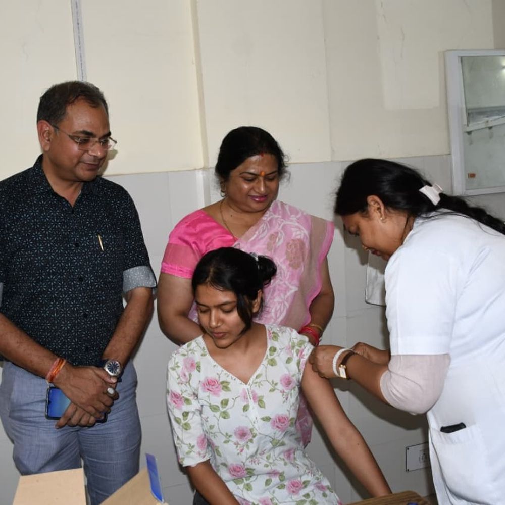 CSJMU में सर्वाइकल कैंसर टीकाकरण अभियान:CSJMU ने 130 किशोरियों को लगाया टीका, दी गई अंतिम खुराक