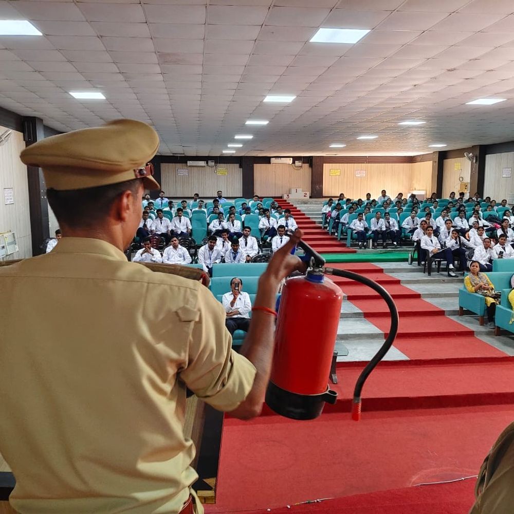 फर्रुखाबाद के मेजर SD सिंह कॉलेज में मॉक ड्रिल:अग्निशमन सेवा सप्ताह के तहत छात्राओं को किया जागरूक