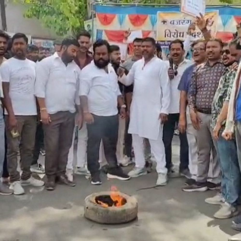 मंदसौर में विहिप-बजरंग दल का लव जिहाद के खिलाफ प्रदर्शन:  गांधी चौराहा पर टायर जलाकर की नारेबाजी; कहा-सरकार सख्त कदम उठाए – Mandsaur News