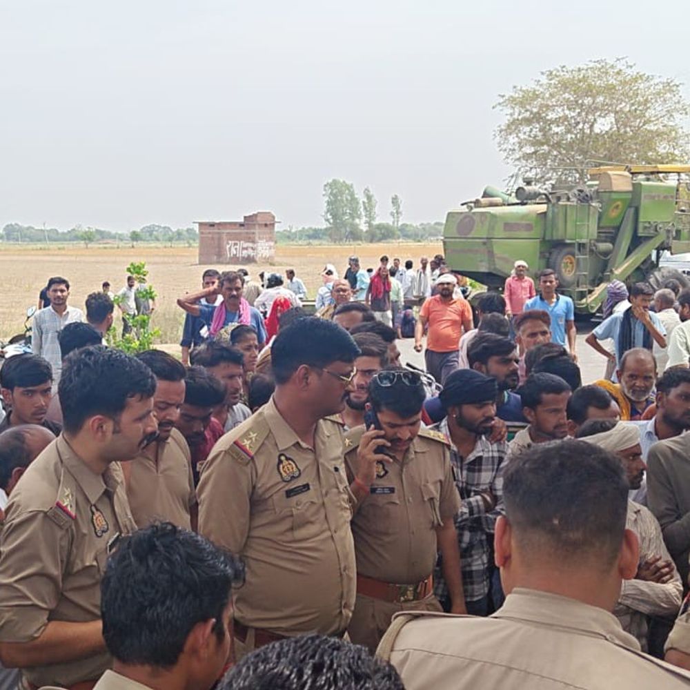 हाईटेंशन लाइन से निकली चिंगारी से गेहूं की फसल जली:मुआवजे की मांग को लेकर किसानों ने किया सड़क जाम