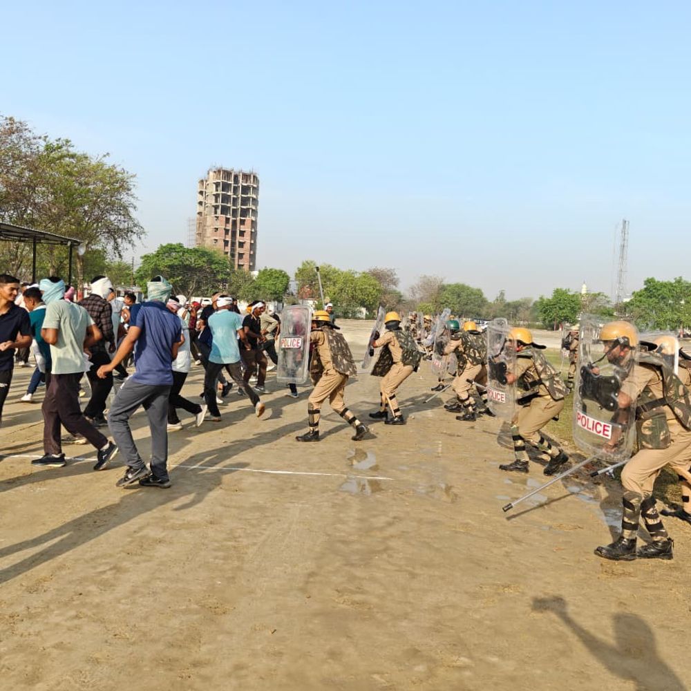 कौशांबी पुलिस लाइन में बलवा ड्रिल की प्रैक्टिस:भीड़ को समझाया, बलवाइयों को कंट्रोल करने के लिए आंसू गैस के गोले छोड़े