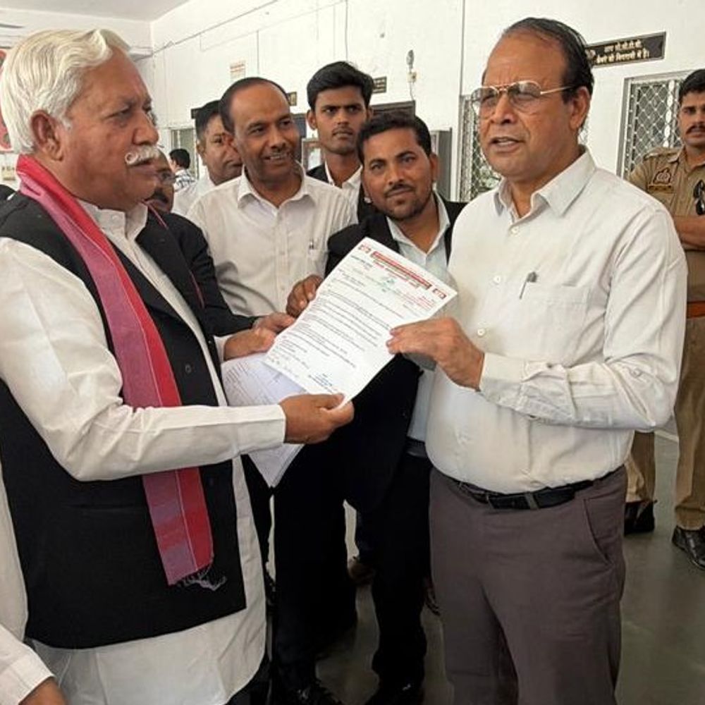 सपा जिलाध्यक्ष ने मतदाता सूचीपुनरीक्षण में अनियमितता का आरोप लगाया:डीएम को संबोधित ज्ञापन एडीएम को सौंपा, जांच की मांग की