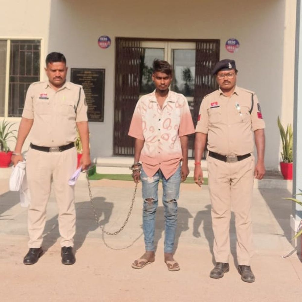 दुर्ग में अपराधियों पर पुलिस का एक्शन:  हथियार लहराने वाला गिरफ्तार, टावर चोरी गिरोह का खुलासा, अवैध शराब के साथ आरोपी धराया – durg-bhilai News