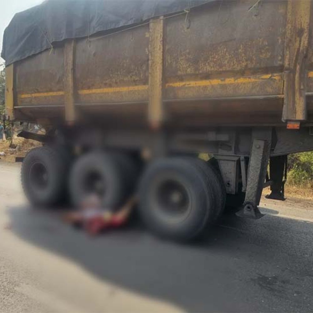 रायगढ़ में सड़क हादसे में आंगनबाड़ी कार्यकर्ता की मौत:  ट्रेलर वाहन के पहिए के नीचे आई, ग्रामीणों ने किया चक्काजाम, सिंघनपुर रोड पर हुई घटना – Raigarh News