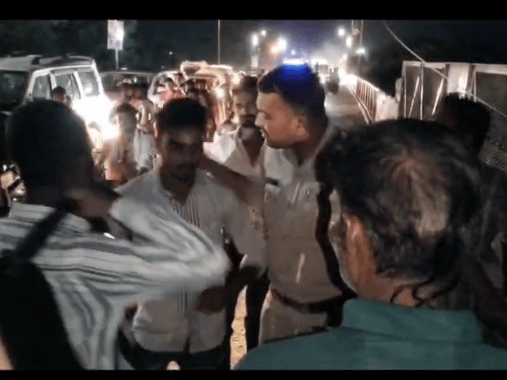 ओवरब्रिज पर बाइक से टक्कर के बाद युवक की पिटाई:  सतना में जाम लगा; एक घायल अस्पताल में भर्ती – Satna News
