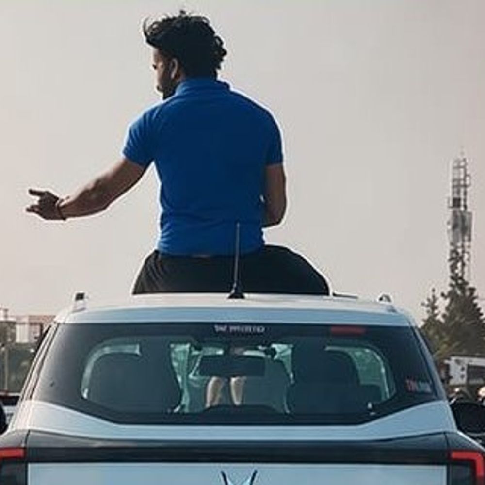 मेरठ में कार स्टंट का फोटो वायरल:पुलिस ने वाहन जब्त कर की सख्त कार्रवाई