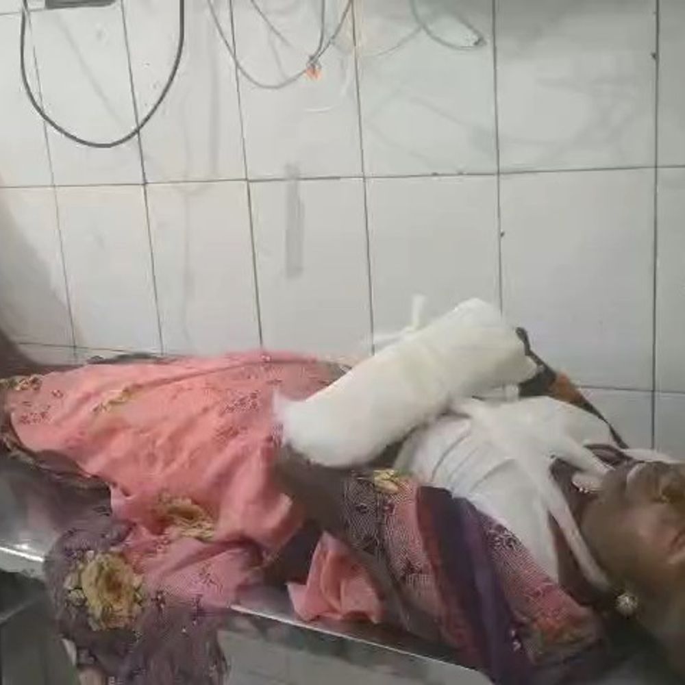 सीतापुर में बीच सड़क ऑटो पलटने से 6 महिलाएं घायल:स्वयं सहायता समूह की बैठक से लौट रही थीं, कहा- चालक नशे में था