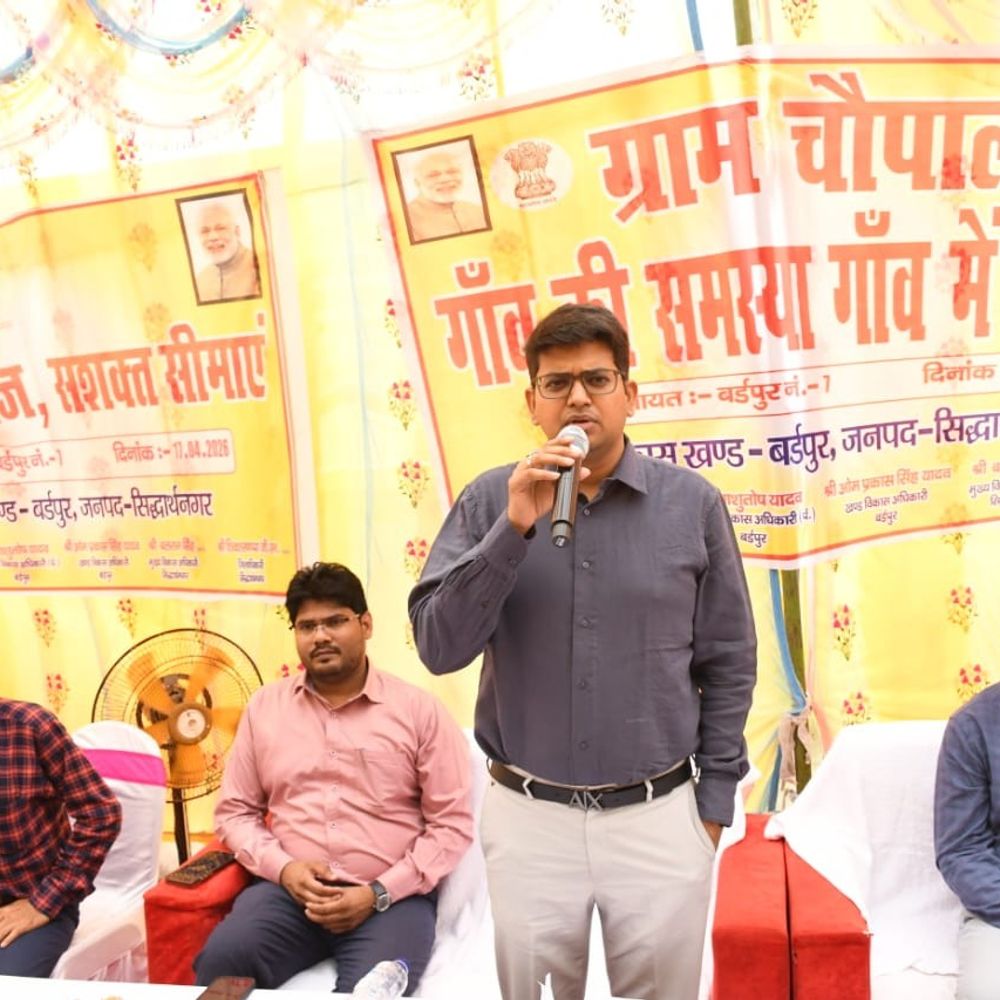 सिद्धार्थनगर में ग्राम चौपाल में उठी गांव की आवाज:डीएम ने पात्र लोगों तक योजनाओं का लाभ पहुंचाने के दिए निर्देश