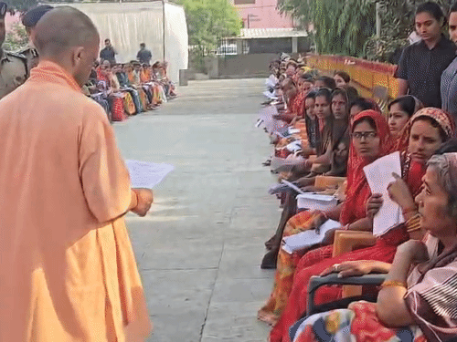 समस्याओं का त्वरित निस्तारण करें अधिकारी:  CM योगी ने दिया निर्देश; जनता दर्शन में 200 लोगों की समस्या सुनी – Gorakhpur News