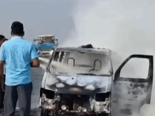 बदायूं में बरेली-मथुरा हाईवे पर चलती कार में लगी आग:  यात्रियों ने कूदकर बचाई जान, फायर ब्रिगेड ने आग पर पाया काबू – Badaun News