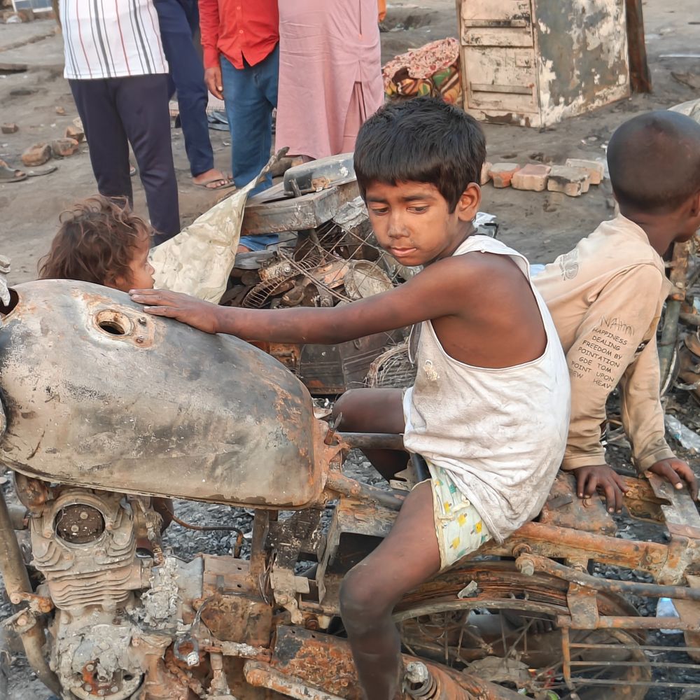 लखनऊ अग्निकांड- राख में जिंदगी तलाशने का ड्रोन VIDEO:20 साल की कमाई चंद पलों में जली, सिसकते हुए महिला बोली- कुछ नहीं बचा