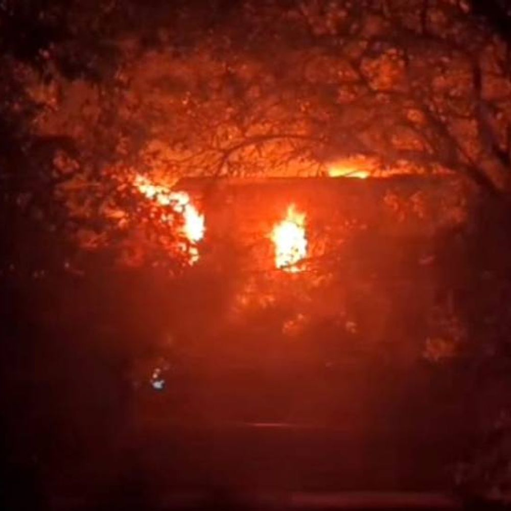 झांसी में गैस सिलेंडर ब्लास्ट के बाद छत उड़ी:बहू ने मंदिर में दीया जलाया तो आग भड़की, धमाका सुन चौकी से भागे पुलिसकर्मी