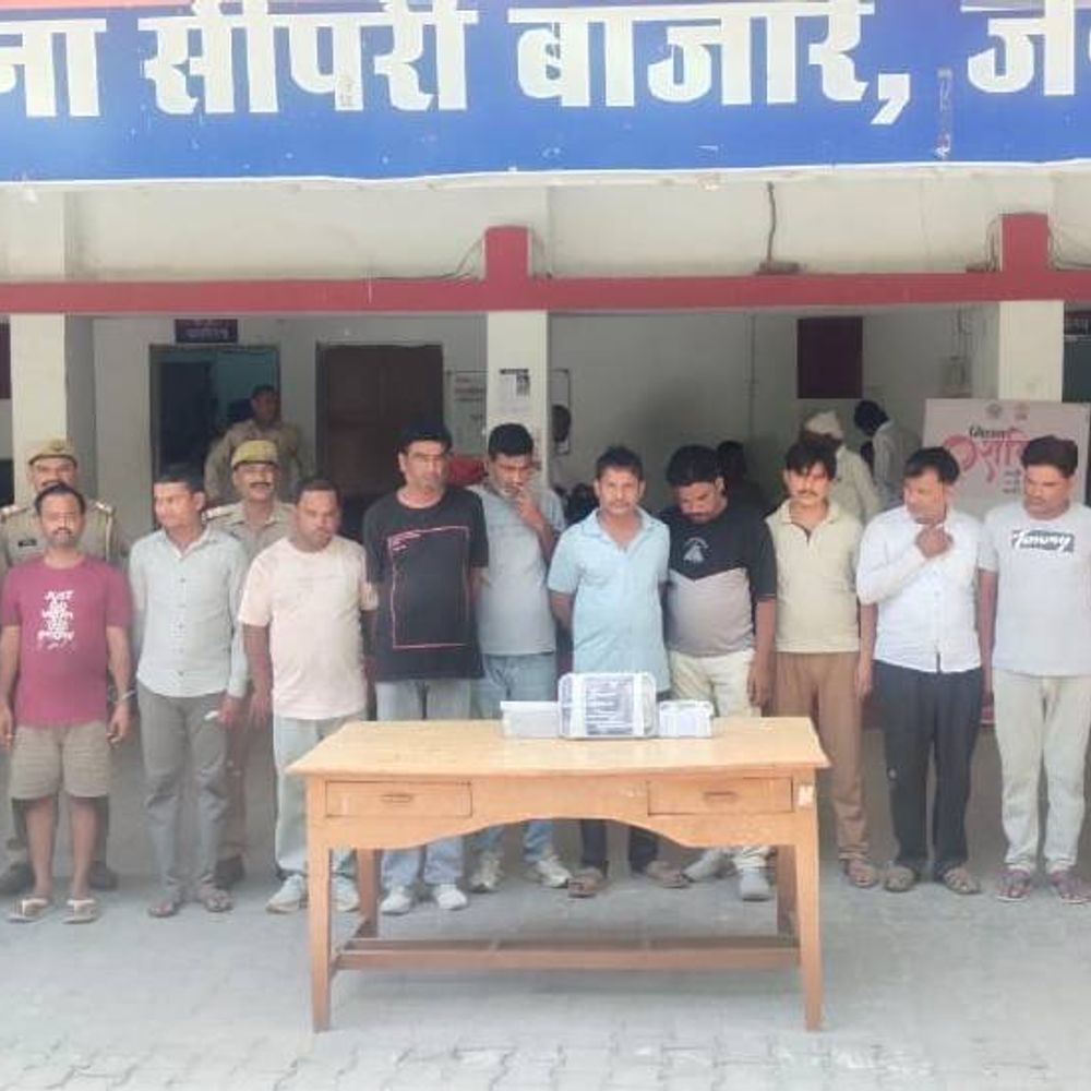 झांसी में 12 जुआरी अरेस्ट, 5 फरार:घर के आसपास सुरक्षा में लगे थे साथी, पुलिस ने सादा कपड़े में रेड की, 1.14 लाख कैश बरामद