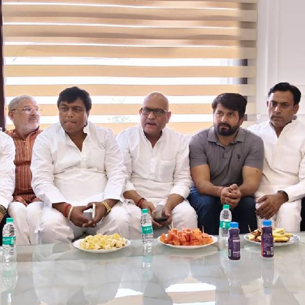 नोएडा में श्रमिक हिंसा पर गरमाई सियासत:सपा-कांग्रेस का सरकार पर सीधा हमला, अजय राय ने पाकिस्तान एंगल पर सरकार को घेरा