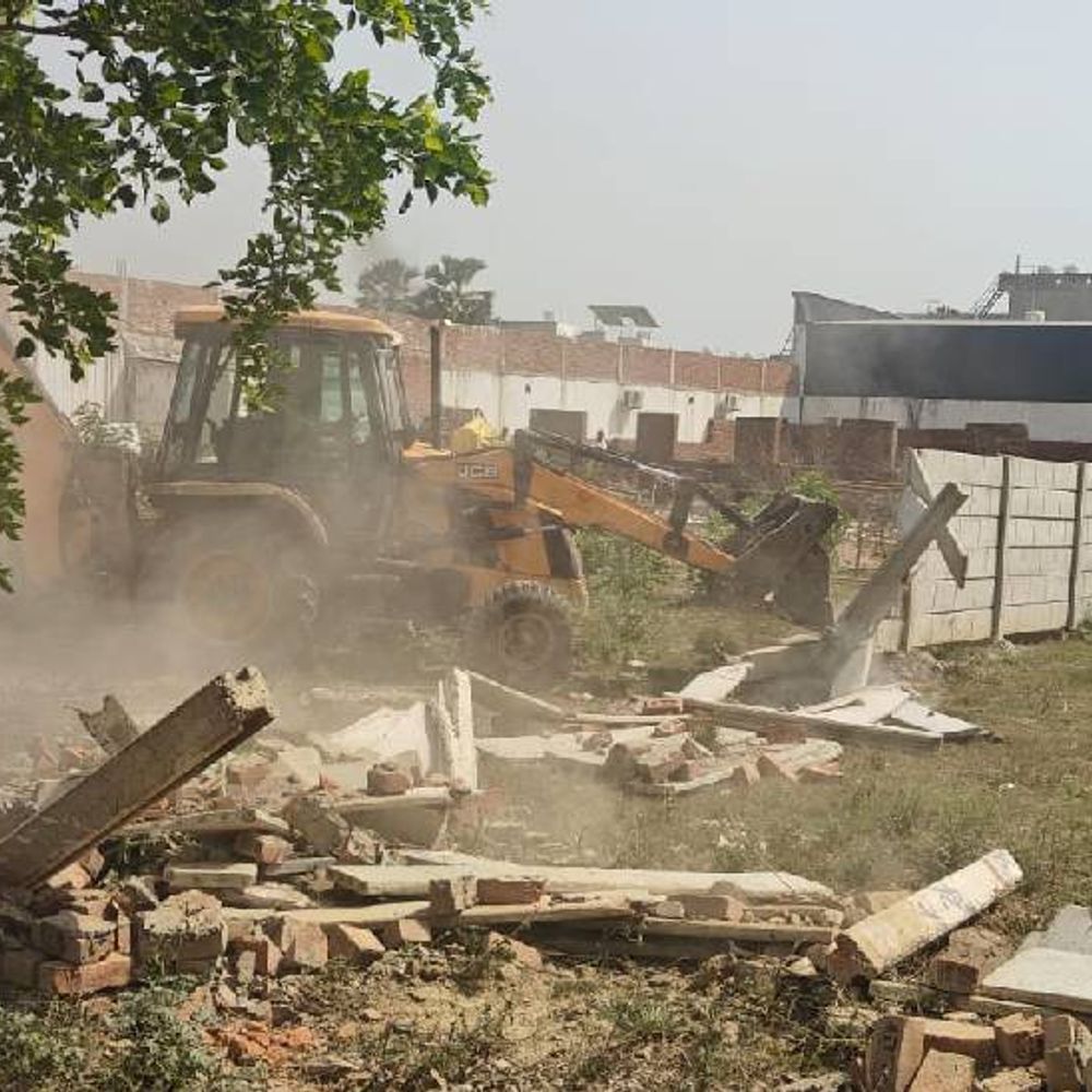 लखनऊ में अवैध कब्जे के खिलाफ बड़ी कार्रवाई:नगर निगम ने प्रापर्टी डीलरों से 7.75 करोड़ रुपए कीमत की जमीन पर बुलडोजर चलाकर हटाया कब्जा