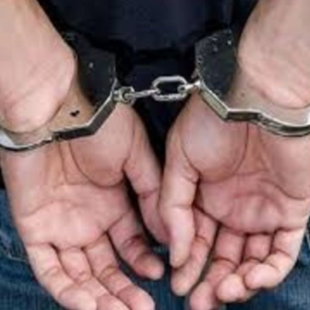 मारपीट, यूरिन पिलाने का एक आरोपी गिरफ्तार:एक नाबालिंग पुलिस संरक्षण में; मोबाइल में युवती की फोटो रखने पर मारपीट