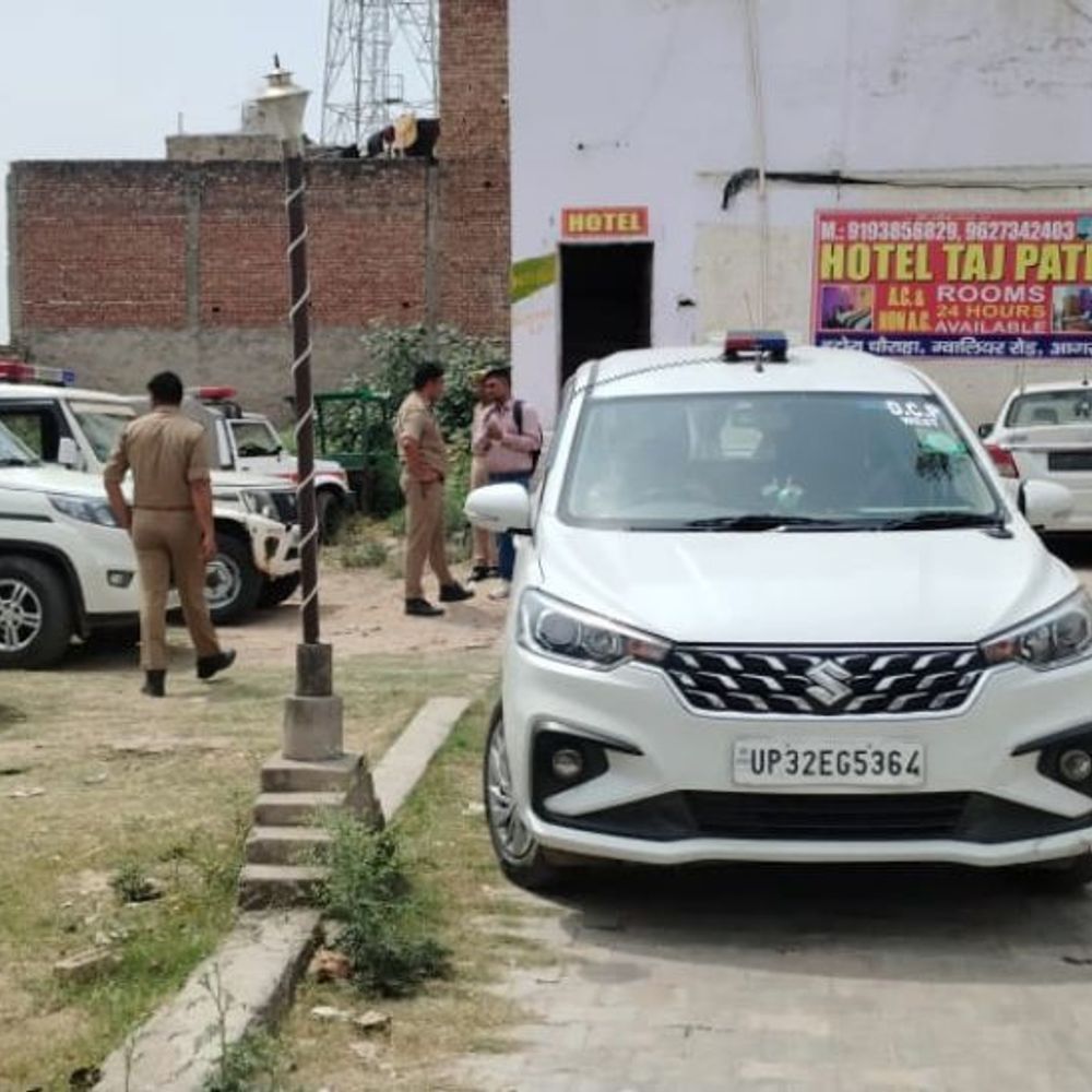 आगरा में हथौड़े से बॉयफ्रेंड की हत्या:ताजपथ होटल में झगड़े के बाद गर्लफ्रेंड ने मारा, फिर लाश के पास बैठी रही
