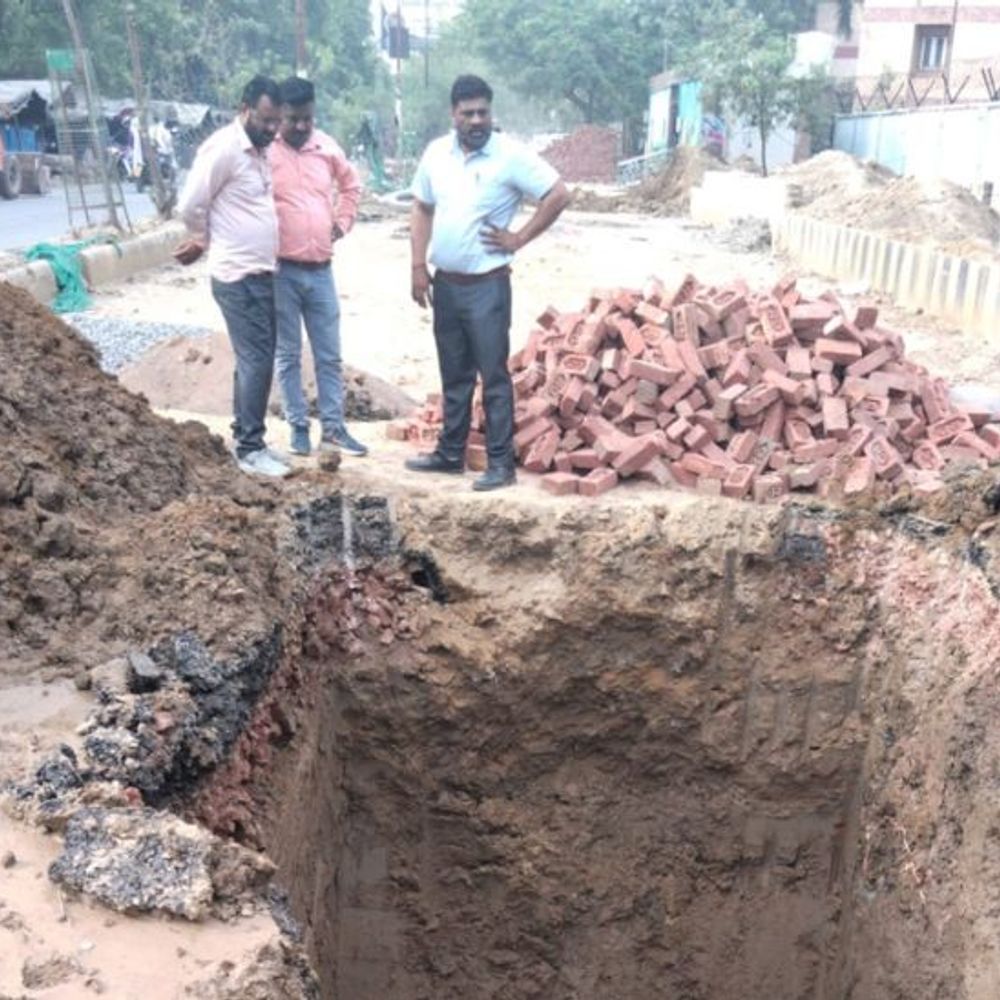 निर्माण स्थल पर उड़ रही धूल-5 लाख का जुर्माना:सीएम ग्रिड योजना के तहत चल रहे कार्य में बरती जा रही लापरवाही