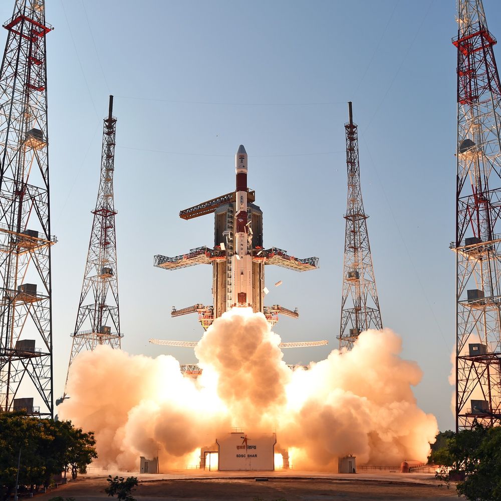 स्पेस में 18 बार खतरे में आए भारतीय उपग्रह:इसरो ने रास्ता बदलकर मलबे से बचाया; 2025 में 1.5 लाख बार अलर्ट जारी