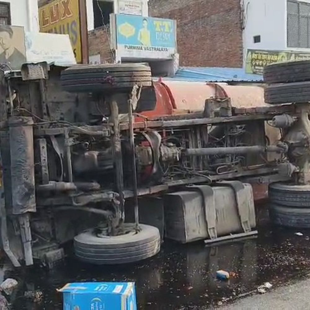 आजमगढ़ में शीरे से भरा टैंकर पलटा:ट्रैक्टर ट्राली को बचाने के दौरान डिवाइडर पर चढ़ने से हादसा