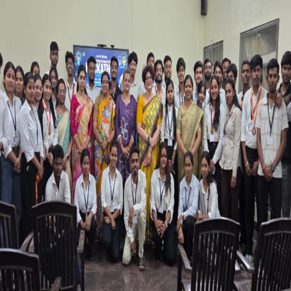 दुर्गा यूनिवर्सिटी में ‘बिज ब्लिट्ज 2026’ का समापन:स्टूडेंट्स ने हैकाथॉन में दिखाए इनोवेटिव बिजनेस आइडिया, 4 राउंड में परखा गया बिजनेस मॉडल