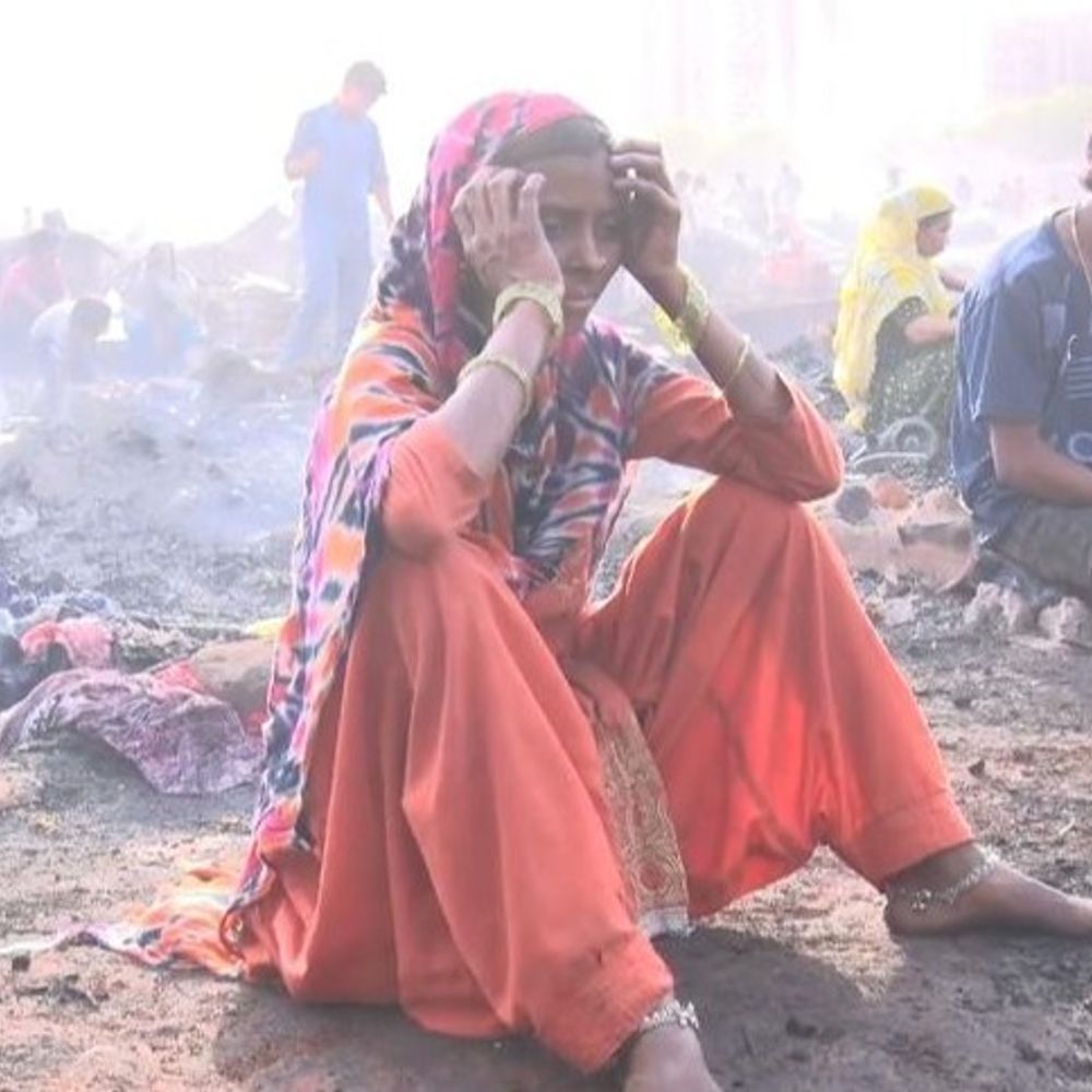 आग से बेघर हुए 200 घर, राख हो गए आशियाने:गाजियाबाद में राहत शिविर में 1 हजार लोगों के लिए भोजन की व्यवस्था, आग से सब कुछ खत्म