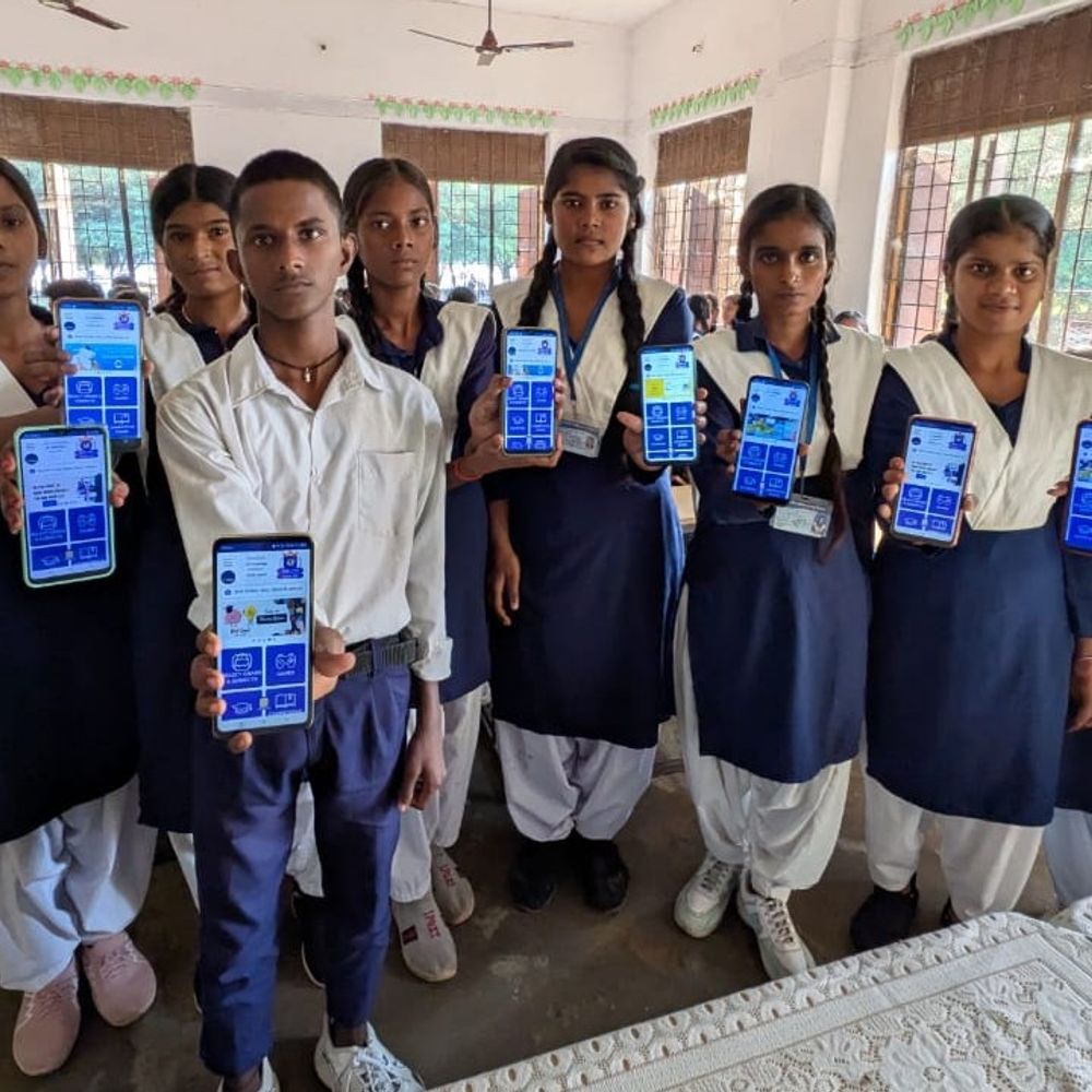 मिर्जापुर के सरकारी स्कूलों में डिजिटल शिक्षा को बढ़ावा:अदाणी फाउंडेशन की बड़ी पहल, 33 सरकारी विद्यालयों में इंटरएक्टिव पैनल लगवाए