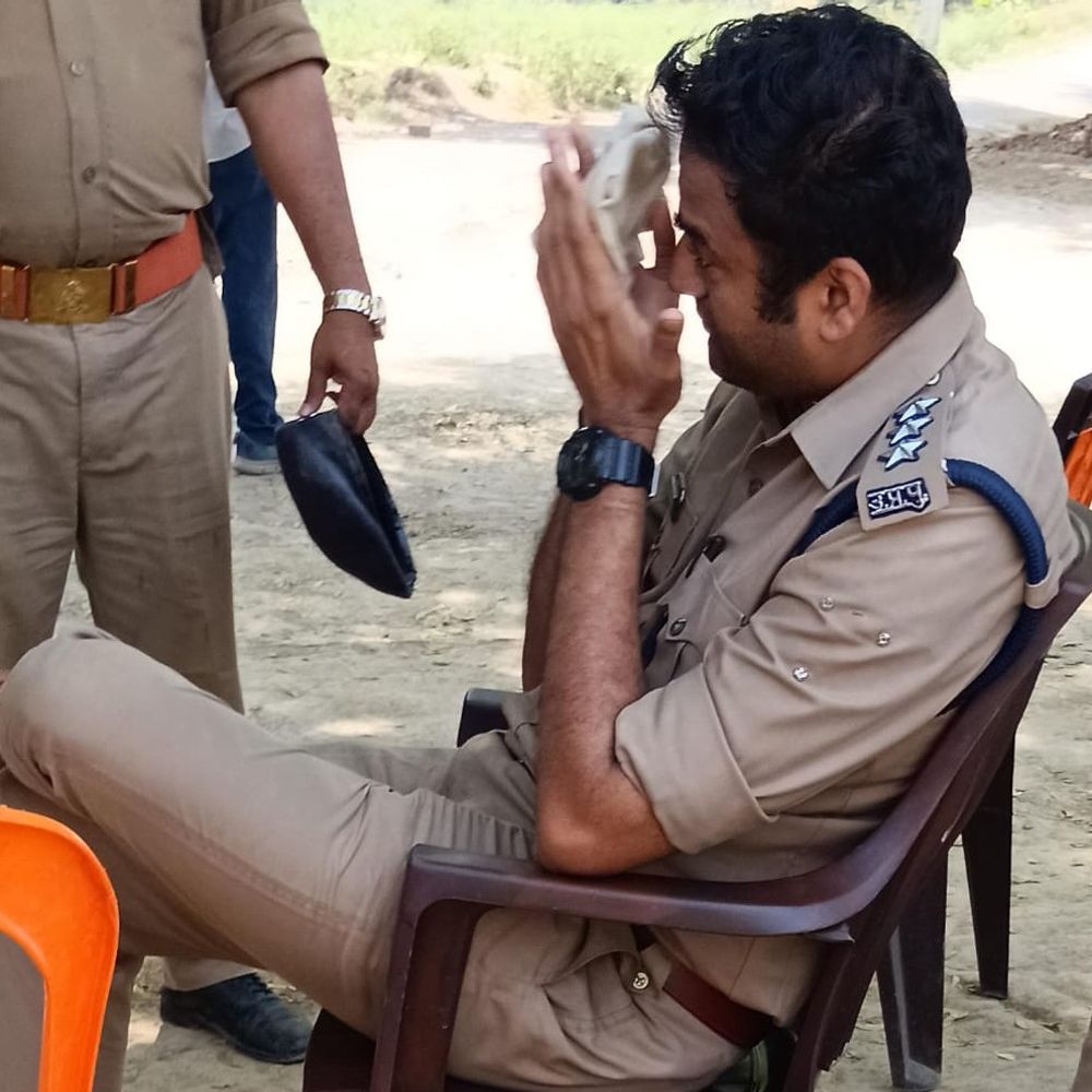 वाराणसी में पुलिस-ग्रामीणों में बवाल, ACP का सिर फटा:अंबेडकर के पोस्टर और झंडे हटाने का विरोध, पुलिस अफसरों को दौड़ाया