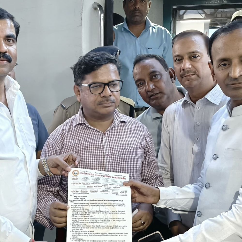 डैमरेज और रेलवे चार्ज बढ़ने से व्यापार प्रभावित:कानपुर में व्यापारियों ने DRM को सौपा ज्ञापन, रेलवे गोदाम में सुविधाओं की कमी