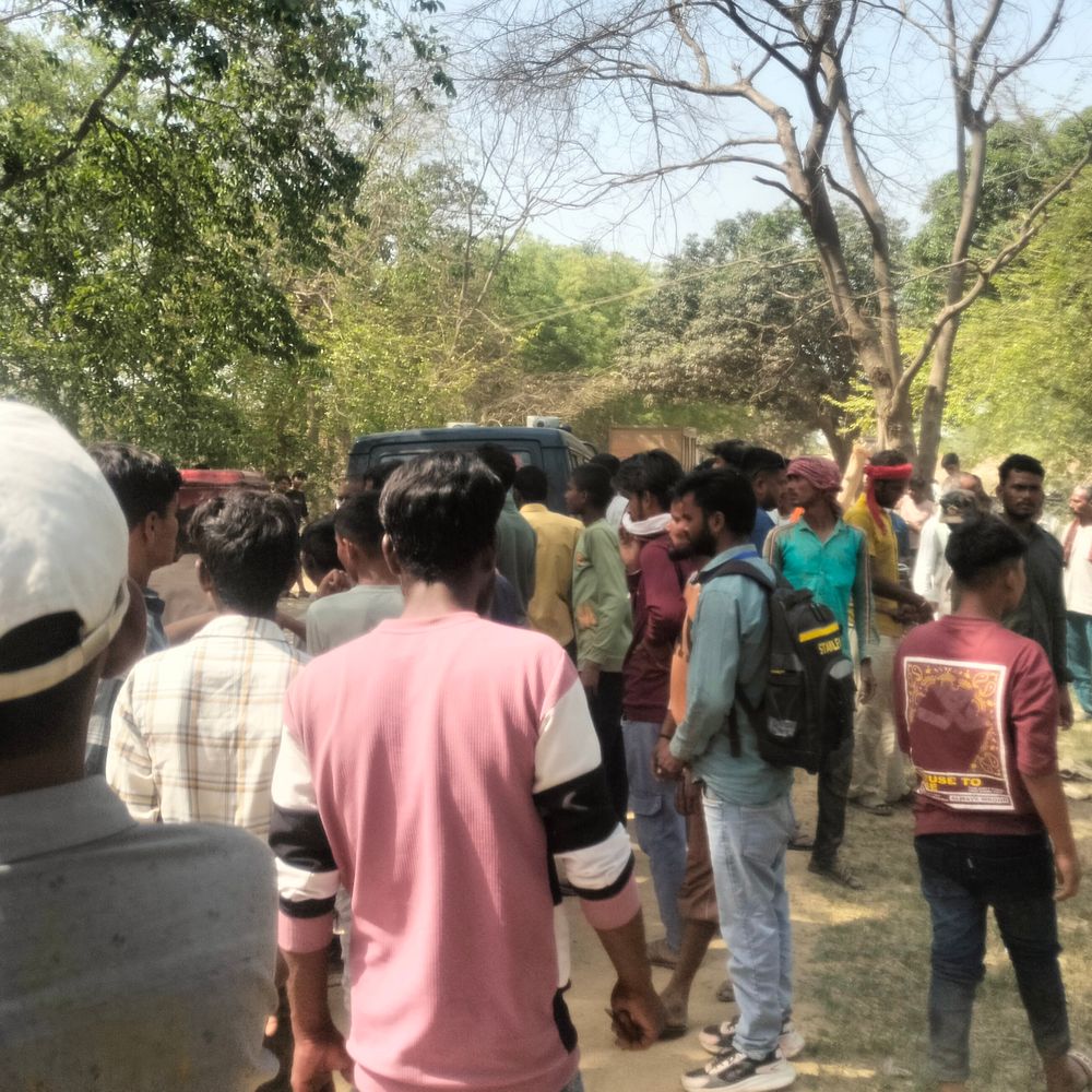 हाईटेंशन लाइन टूटी, डंपर कंडक्टर की जिंदा जलकर मौत:कासगंज के सहावर-शहबाजपुर मार्ग पर हुआ हादसा, ड्राइवर झुलसा