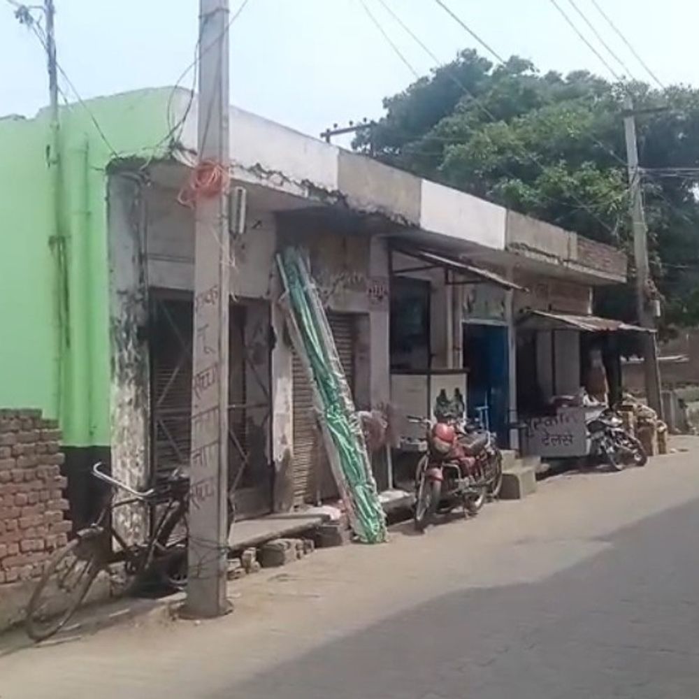 बहजोई में कब्रिस्तान की भूमि पर अवैध कब्जा:13 दुकानें और पक्के मकान बने, नोटिस के तीन महीने बाद भी कार्रवाई नहीं हुई