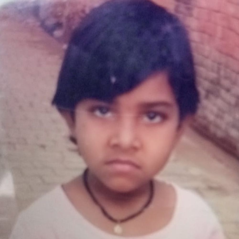 संभल में आंधी से छत गिरी, मासूम बच्ची की मौत:पड़ोसी की दीवार गिरने से हुआ हादसा, माता-पिता समेत चार घायल