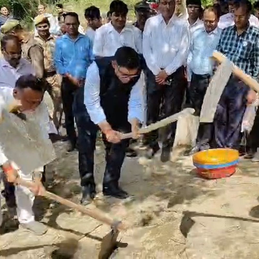 पीलीभीत में कटना नदी का पुनरुद्धार शुरू:विधायक और DM ने फावड़ा चलाकर किया श्रमदान