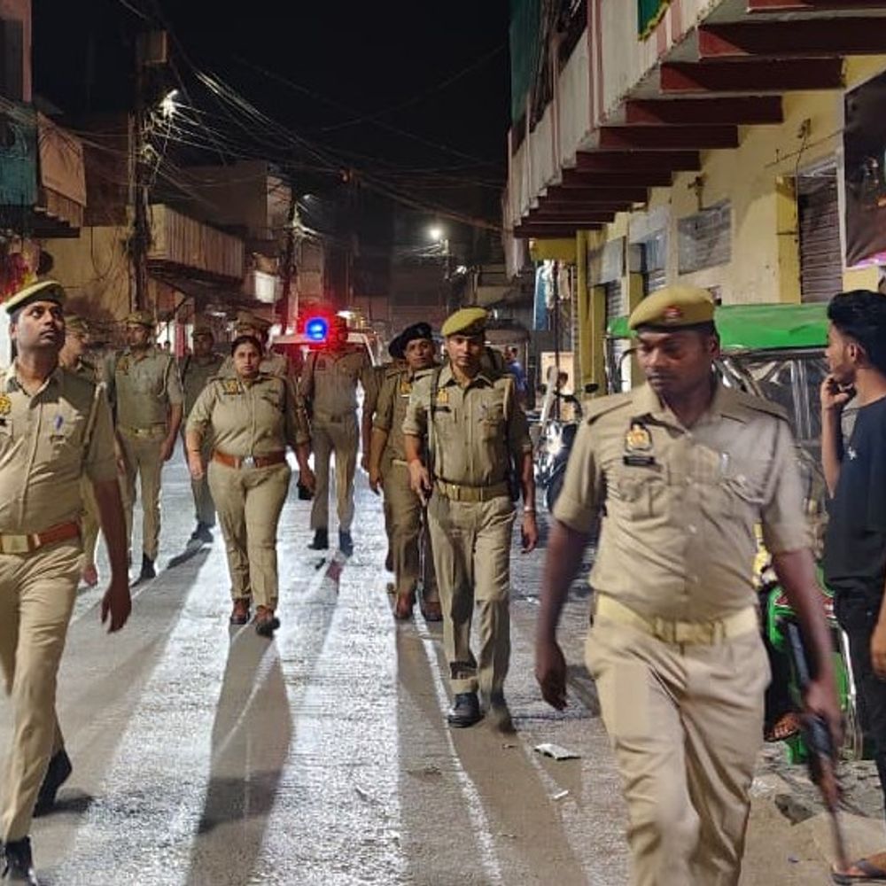 मिर्जापुर एसपी ने नगर में किया पैदल गश्त:संदिग्धों और वाहनों की सघन चेकिंग, सुरक्षा का जायजा, दिए दिशा-निर्देश