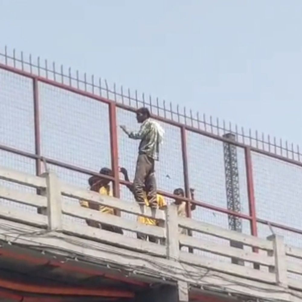 100 रुपए न देने पर पति गंगा पुल पर चढ़ा:हापुड़ में पत्नी ने शराब के लिए मना किया तो आधे घंटे किया हंगामा, पुलिस ने हिरासत में लिया