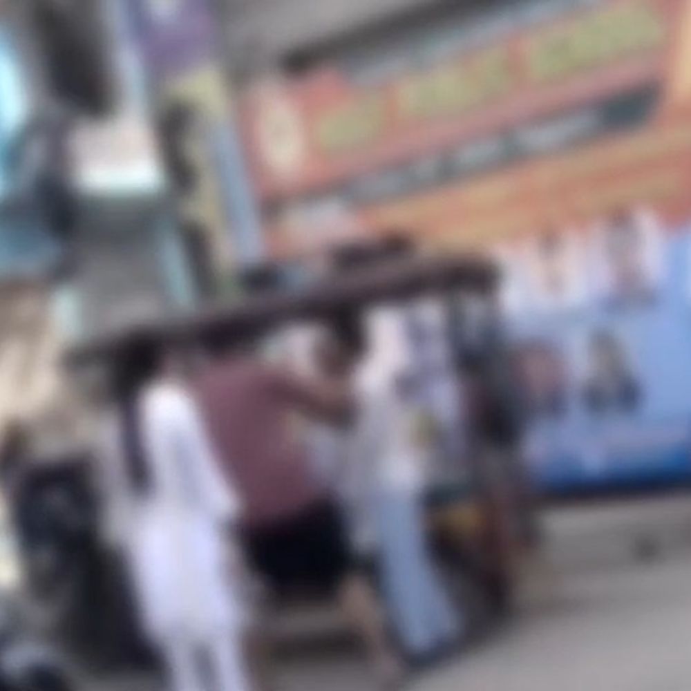 युवती ने लड़के को सड़क पर चप्पल से पीटा, VIDEO:लड़की के लड़का छूकर मांगता है माफी, चार बार मारी चप्पल