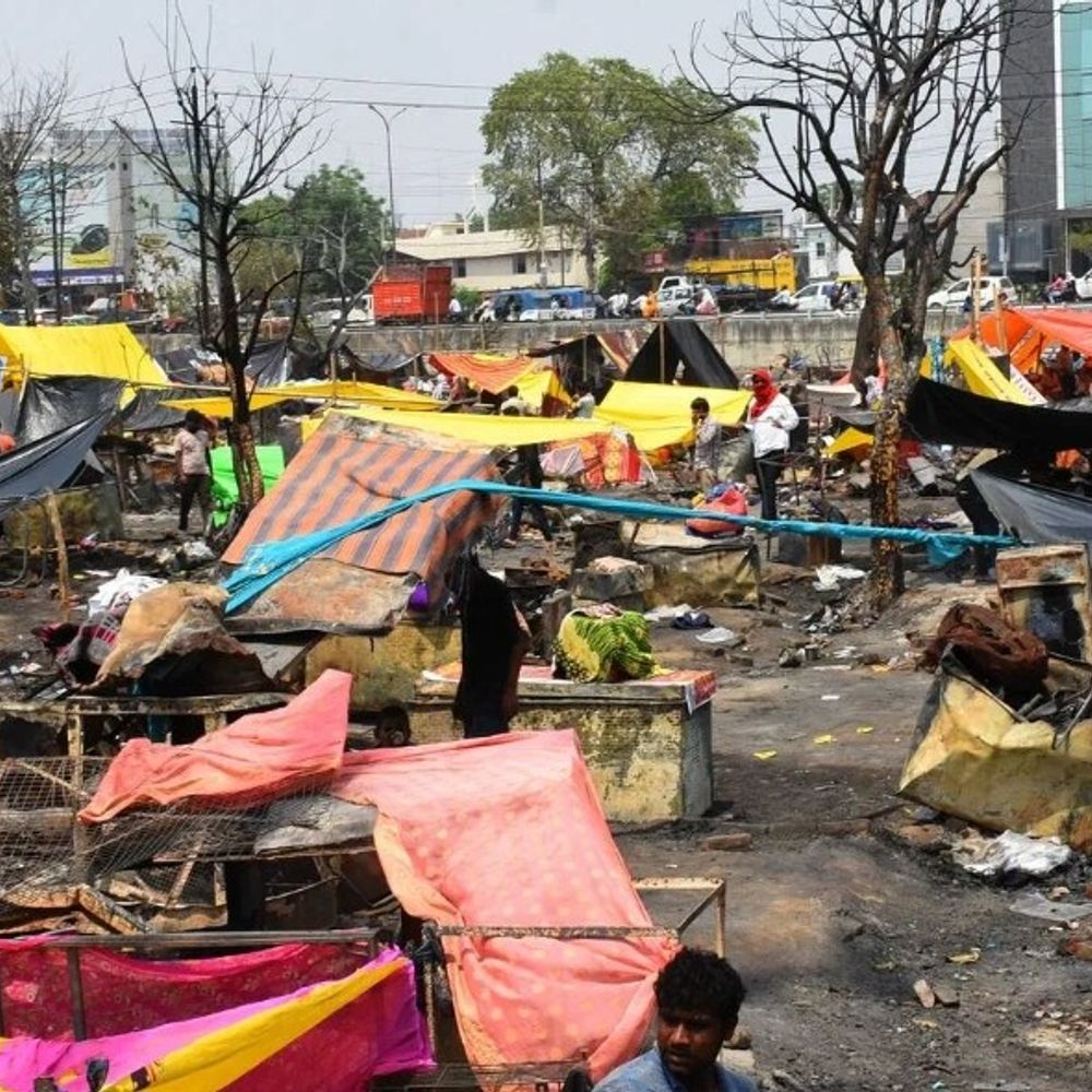 राख के बीच तिरपाल की छांव में गुजर रही जिंदगी:पीड़ित बोले - यहीं रहेंगे चाहे कुछ भी हो जाए