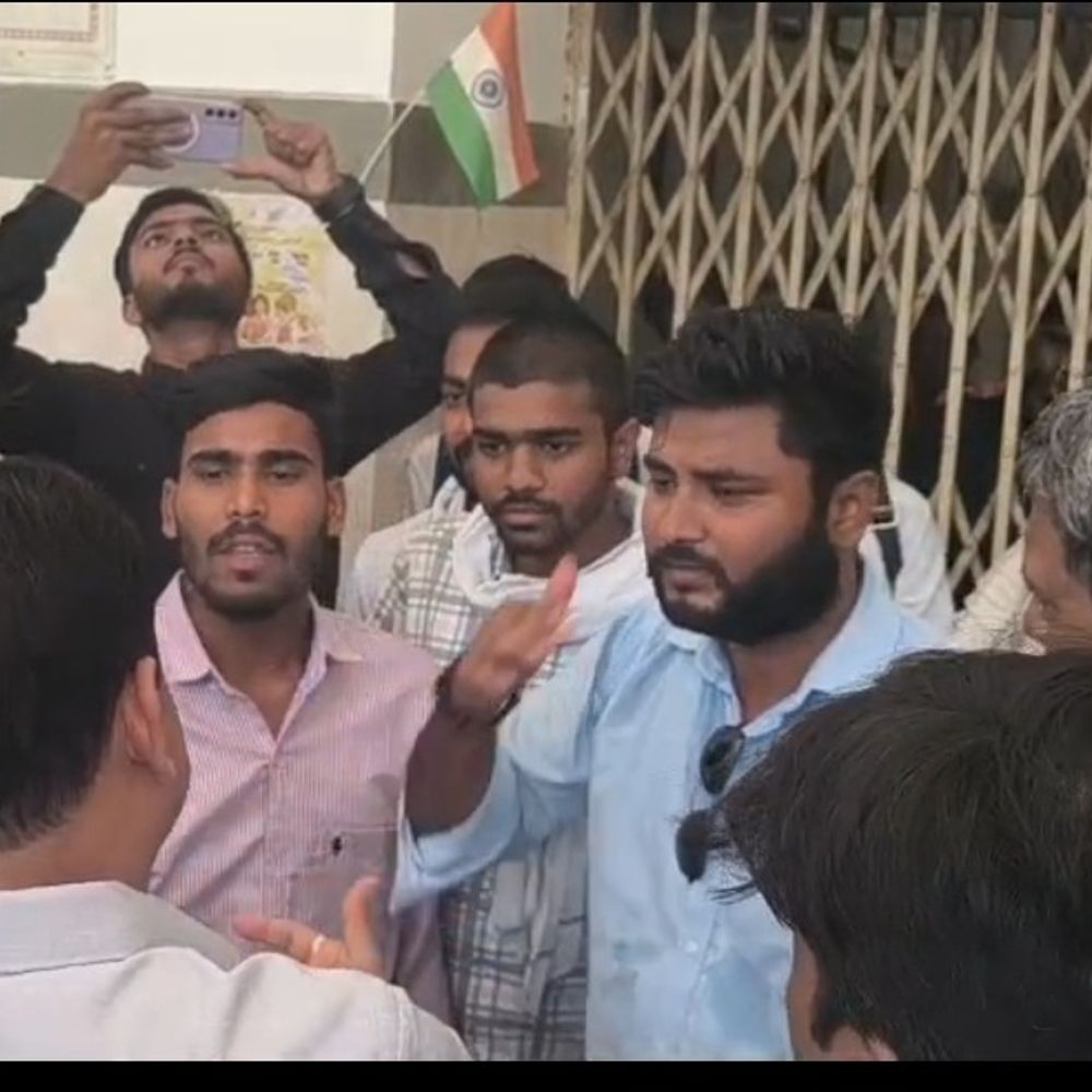 लखनऊ विश्वविद्यालय में प्रदर्शन:कुलपति कार्यालय का घेराव कर की नारेबाजी, बोले कुलपति होश में आओ, बढ़ी फीस का फैसला वापस लो