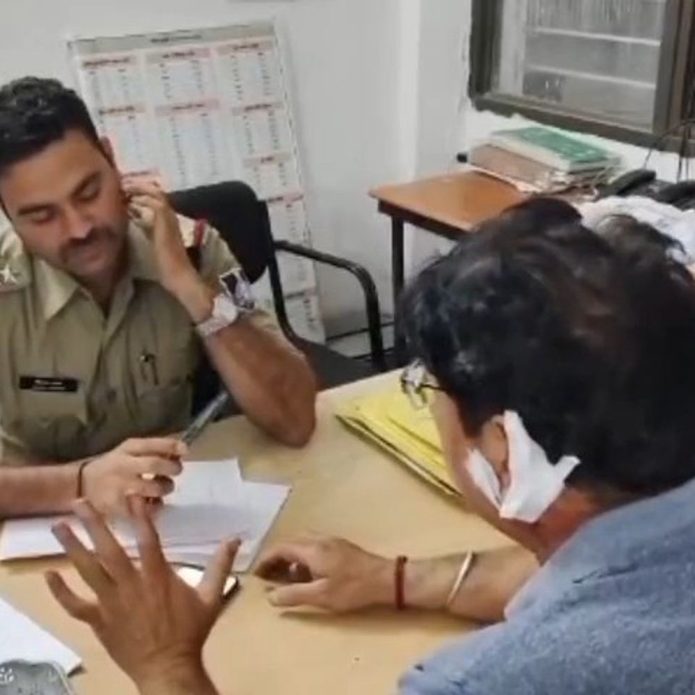 नर्मदापुरम में वकीलों के 2 गुटों में मारपीट:  अध्यक्ष के बेटों ने कोषाध्यक्ष को पीटा; वॉट्सऐप पर हिसाब मांगने पर विवाद – narmadapuram (hoshangabad) News