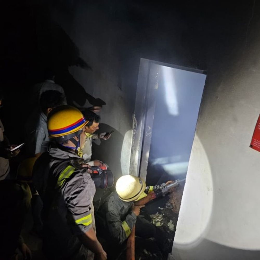 रिले रूम में आग से रेल संचालन पर असर:मथुरा आगरा रेल रूट की ट्रेनों को किया डायवर्ट,घटना की जांच के रेलवे प्रशासन ने दिए आदेश