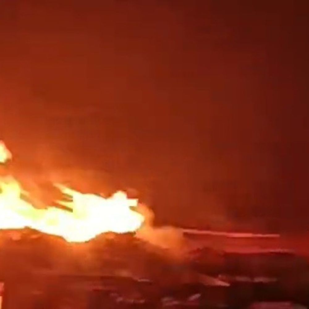 मथुरा के बांके बिहारी बाजार की दुकान में लगी आग:फायर ब्रिगेड ने एक घंटे में पाया काबू, शॉर्ट सर्किट से हुए हादसा