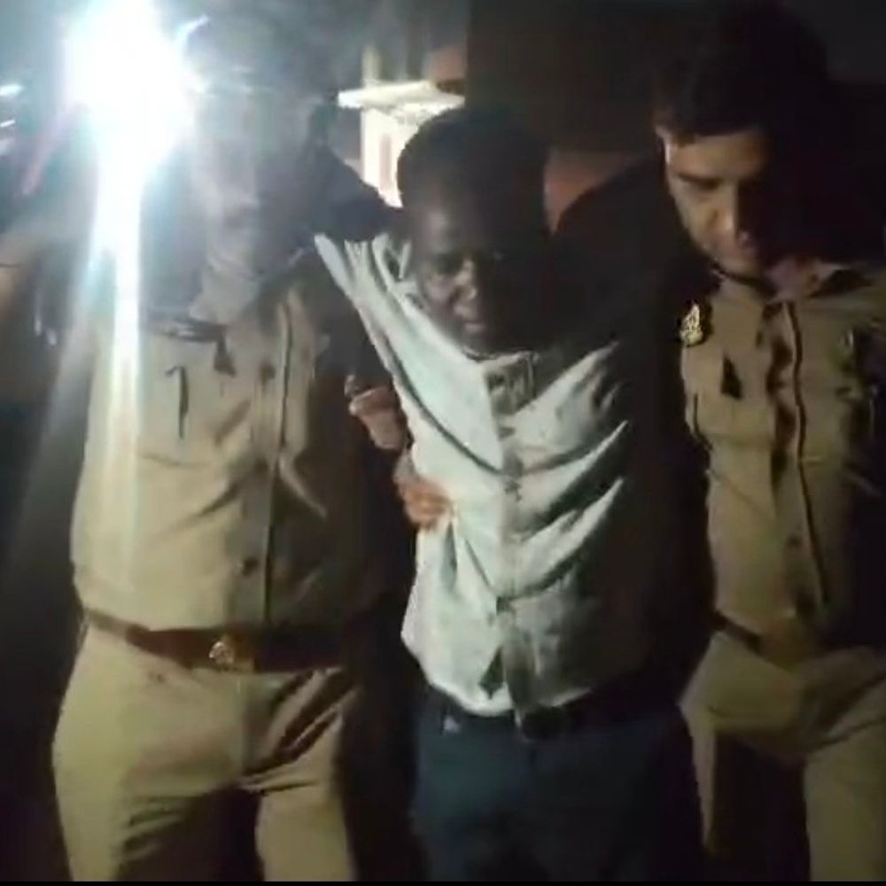 रायबरेली में पुलिस मुठभेड़ में चोरी का आरोपी घायल:महाजन रैदास अस्पताल में भर्ती, अवैध हथियार और जेवर बरामद