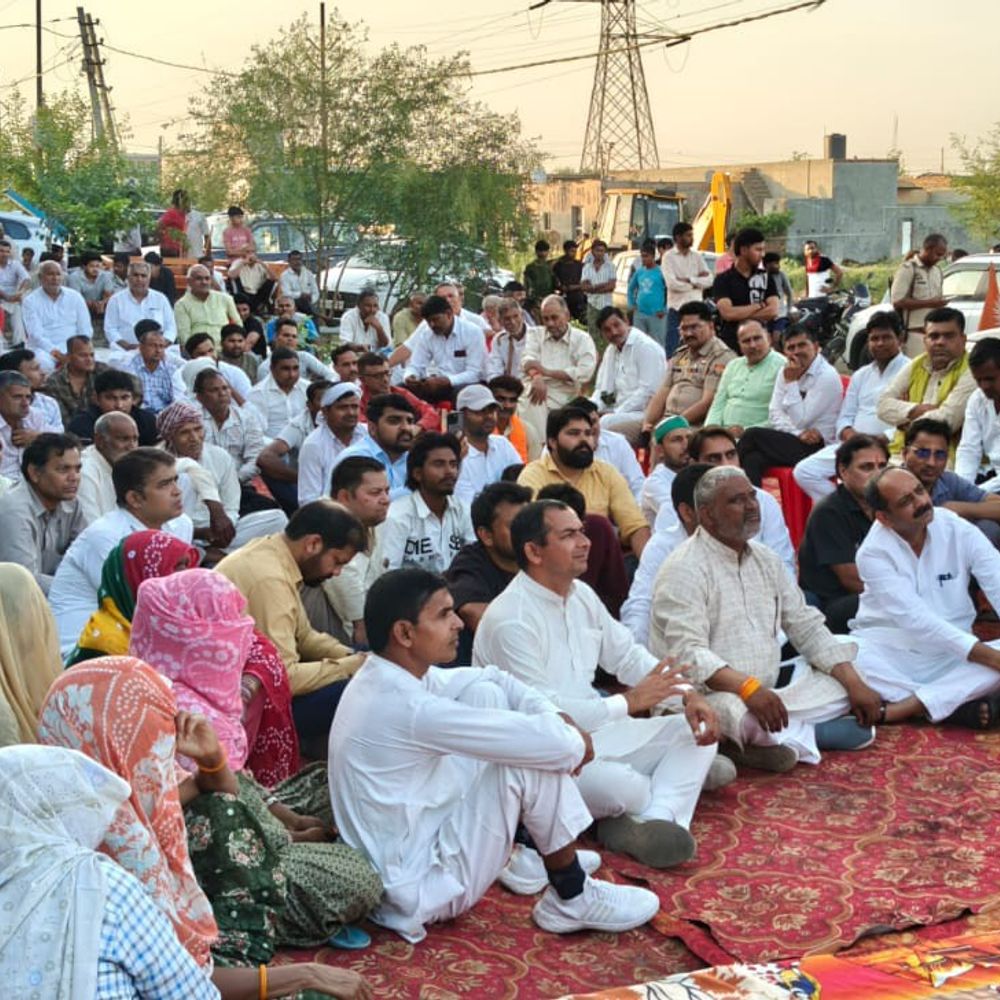 बागपत के चमरावल में शराब ठेके का विरोध:ग्रामीणों ने की बड़ी पंचायत, मुख्यमंत्री दरबार तक ले जाने की चेतावनी