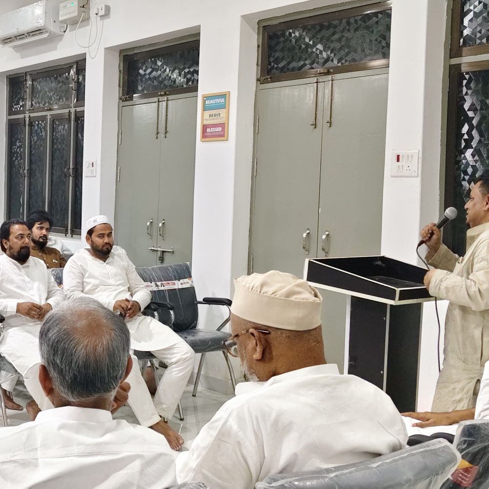 साड़ी व्यापार एसोसिएशन ने युवा व्यापारियों संग की बैठक:मऊ में संगठन को मजबूत करने और व्यापारिक हितों पर हुई चर्चा