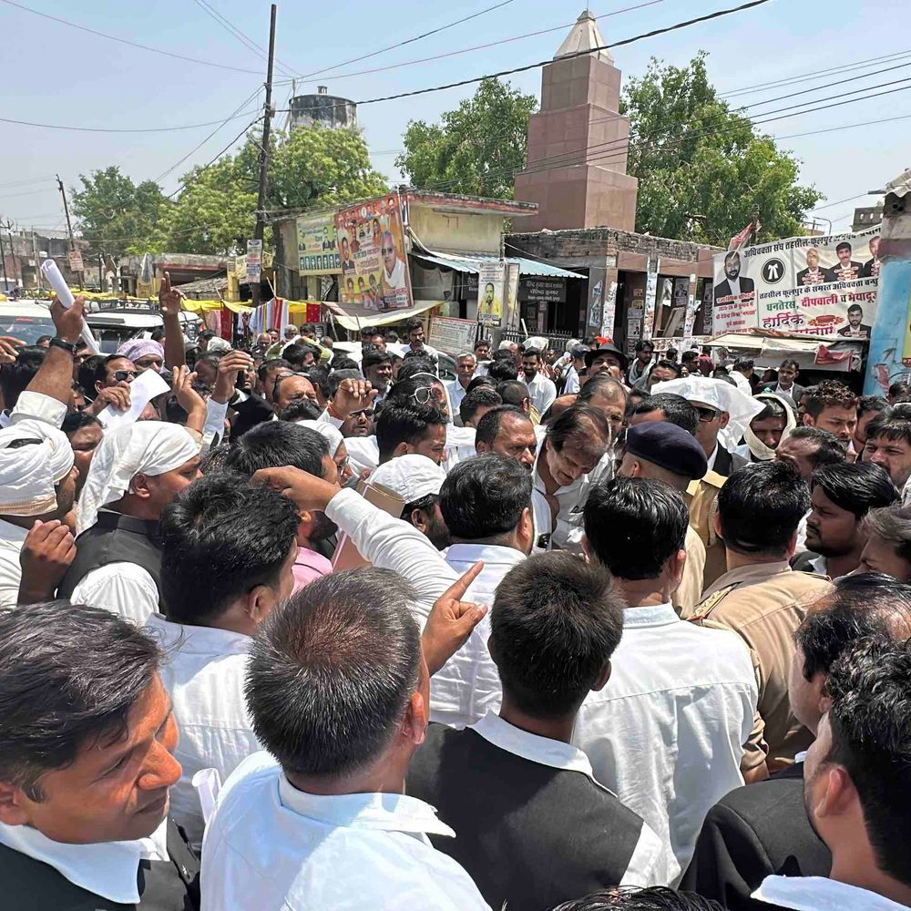 फूलपुर में अधिवक्ताओं का प्रदर्शन, समाधान दिवस ठप:भ्रष्टाचार-FIR के विरोध में प्रयागराज-गोरखपुर हाईवे जाम, पुलिस समझा रही