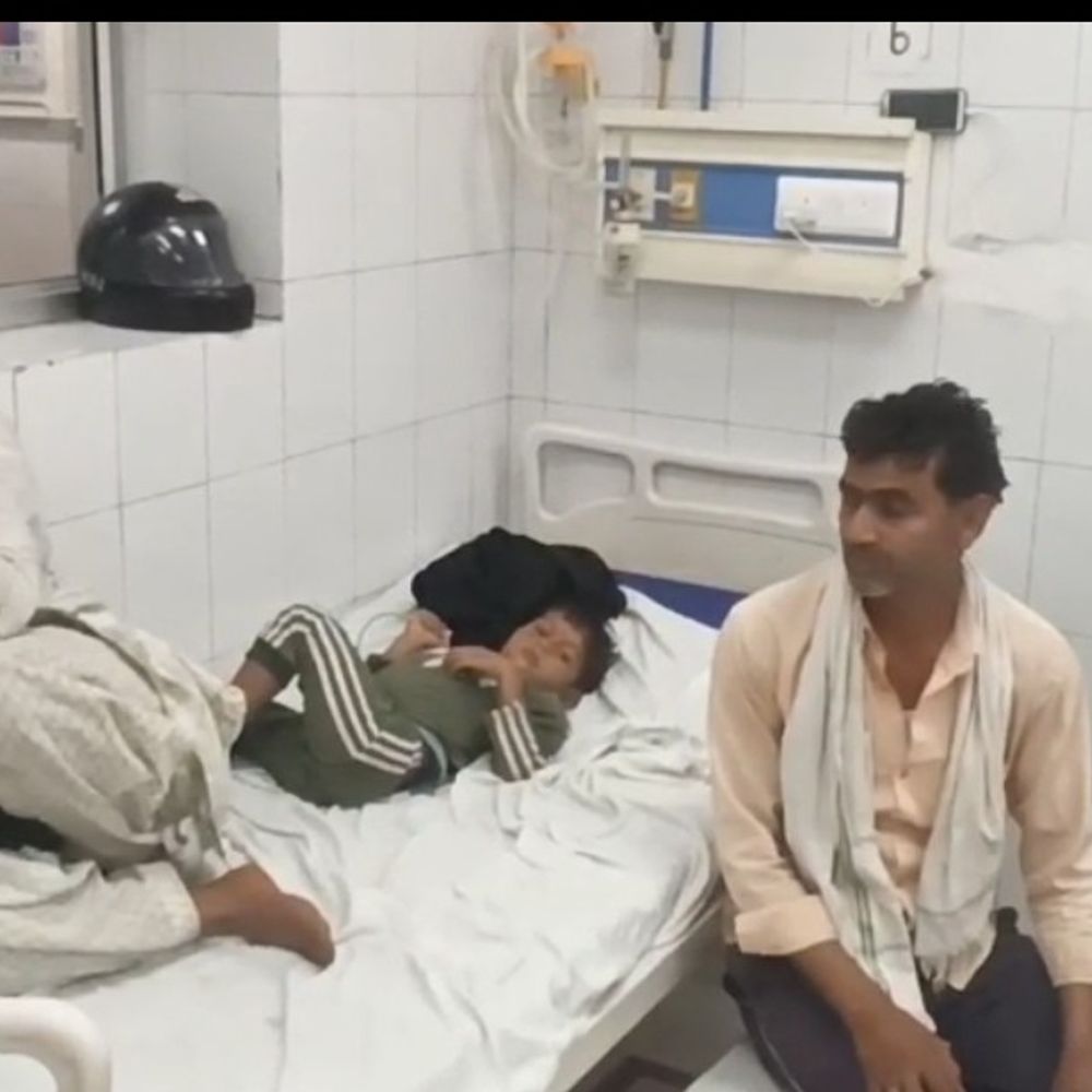 बहराइच में10 साल के बच्चे पर कुत्ते ने किया हमला:ग्रामीणों लाठी-डंडे लेकर भगाया, चेहरे पर घाव के निशान