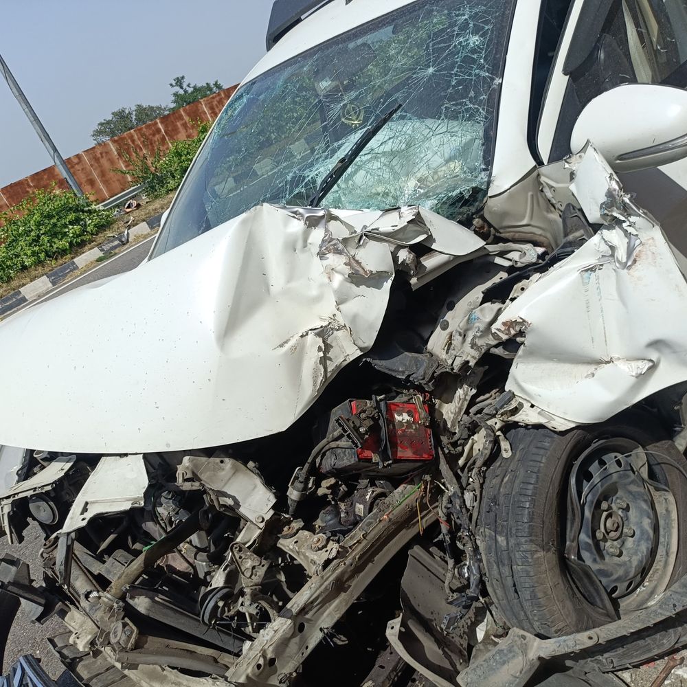 जगराओं हाईवे पुल पर कार रेलिंग से टकराई:वृंदावन की दो महिलाएं गंभीर रूप से घायल, ओवरटेक के दौरान संतुलन खोने से हादसा