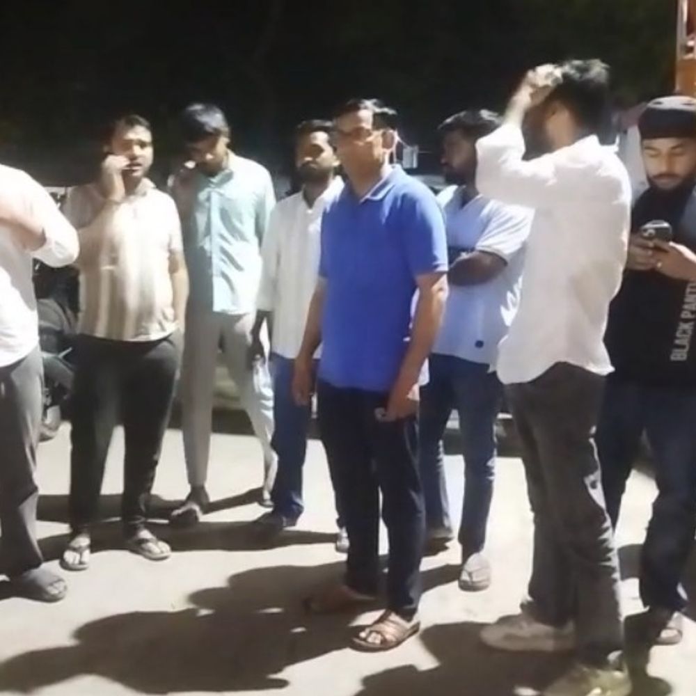 बिजनौर के इंदिरा पार्क में युवक-युवती को रोकने पर हंगामा:दोनों अलग-अलग समुदाय के, स्थानीय लोगों ने पुलिस को सौंपा