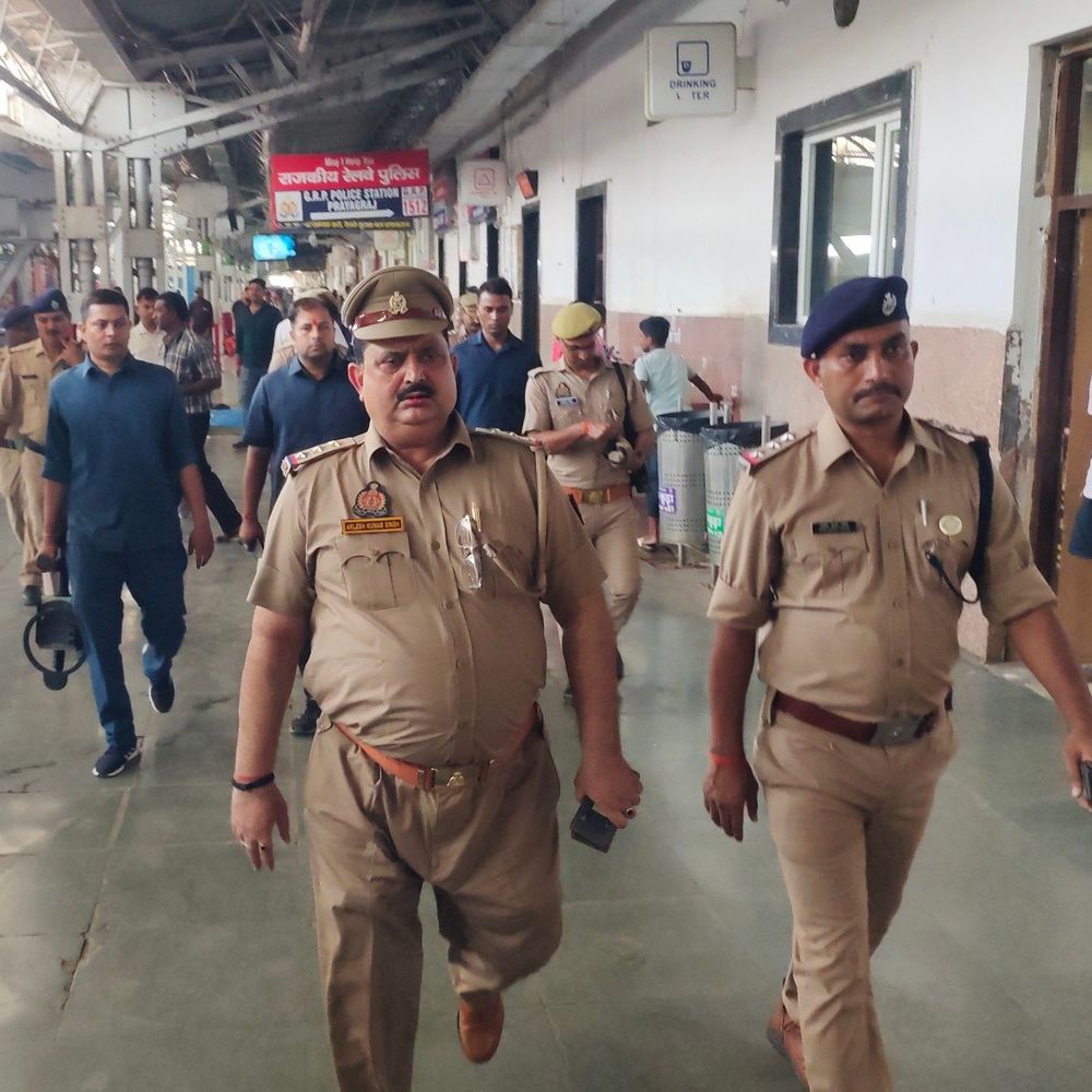 बलिया से भागी 3 लड़कियों को GRP प्रयागराज ने रोका:घर से नाराज होकर नासिक जा रही थीं, छिवकी स्टेशन पर पकड़ा, परिजनों को सौंपा